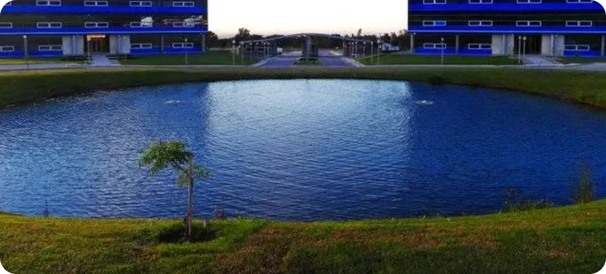 Laguna terminada frente a un edificio corporativo